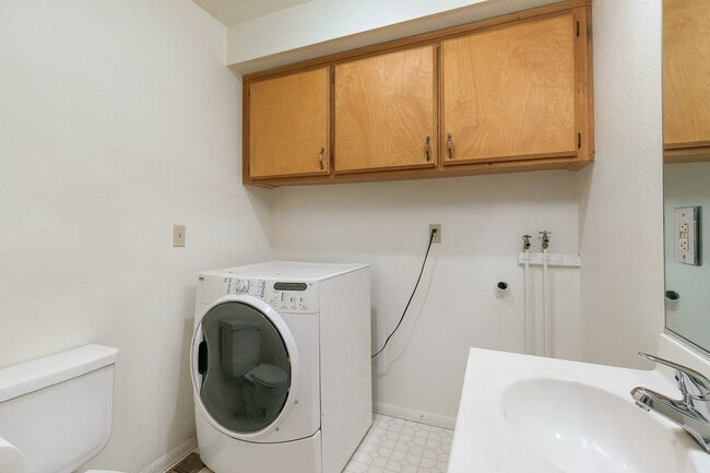Building Photo - 1005 Chillon Dr