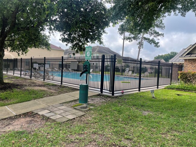 Building Photo - 16048 Limestone Lake Dr