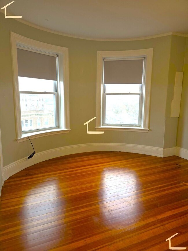 Building Photo - No Brokers Fee, Washington Sq. Area, Heat, Hot Water Included, Lage Bedrooms, Eat-in Kitchen, Lau...