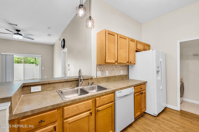 Building Photo - 7920 Merrill Rd