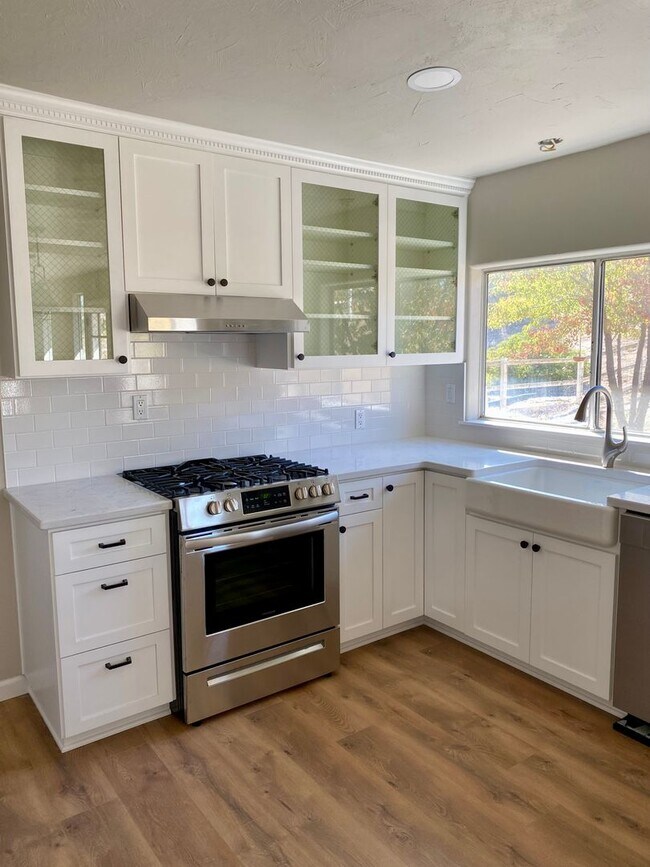 Building Photo - NEW TO THE MARKET Cozy 1 Bedroom 1 Bathroo...