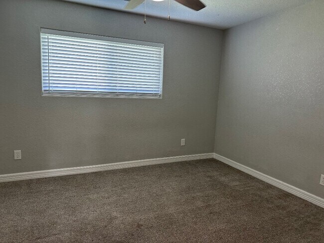 Building Photo - 625 Elm St