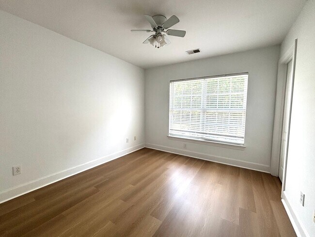 Building Photo - Beautiful 3-Bedroom, 3.5-Bath Townhome in ...