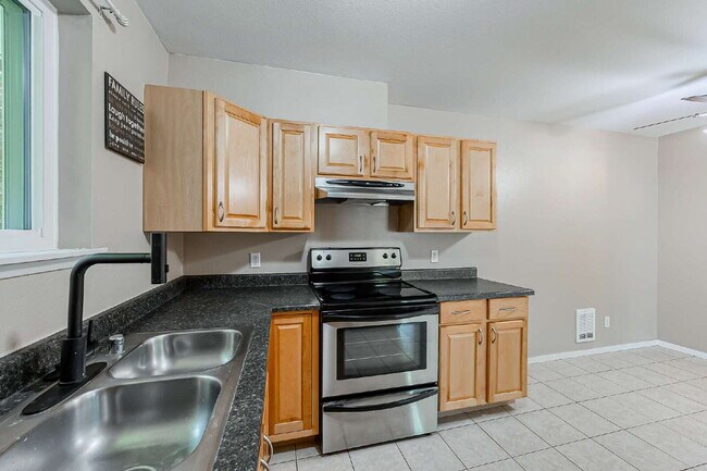 Building Photo - Super cute 2 bedroom, 1 3/4 bathrooms, Ful...