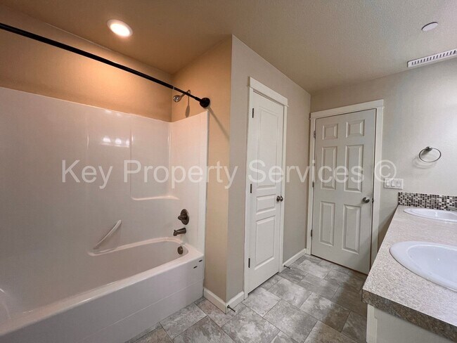 Building Photo - AVAILABLE NOW! Hazel Dell 5 Bedroom Close ...