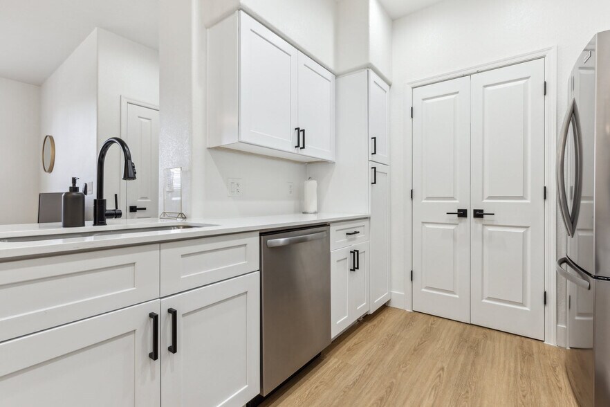 Building Photo - 9450 W Cabela Dr