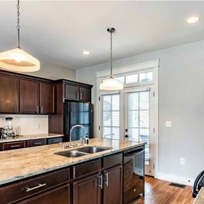 Building Photo - 1909 Convent Pl