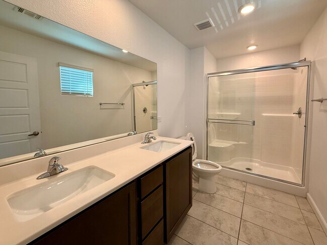 Building Photo - 3 BED 2.5 BATH 2 CAR GARAGE TOWNHOUSE w/ P...