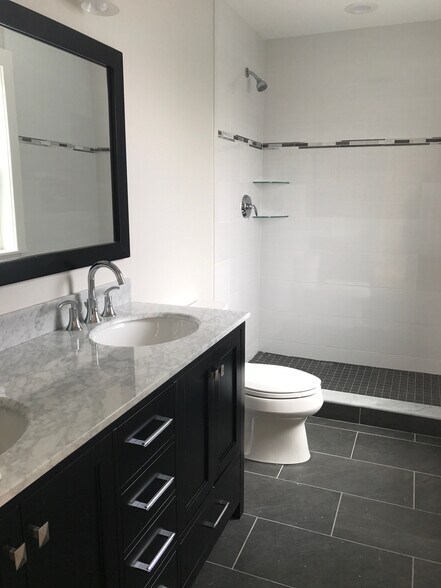 Private Bath with Bedroom 5 - 134 Parsons St