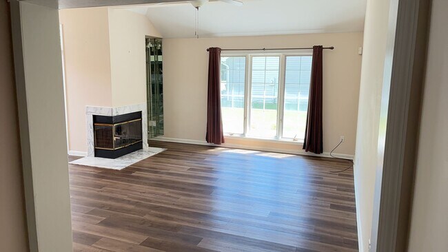 Building Photo - Nice Three-bedroom Two Car Garage corner lot