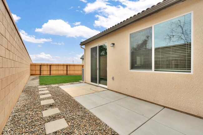 Building Photo - 2143 N Renn Ave