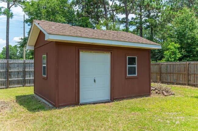 Building Photo - Charming Navarre Home on Nearly Half an Acre