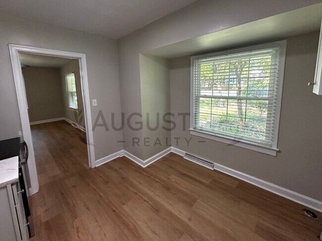 Building Photo - 2723 Robin Hood Dr