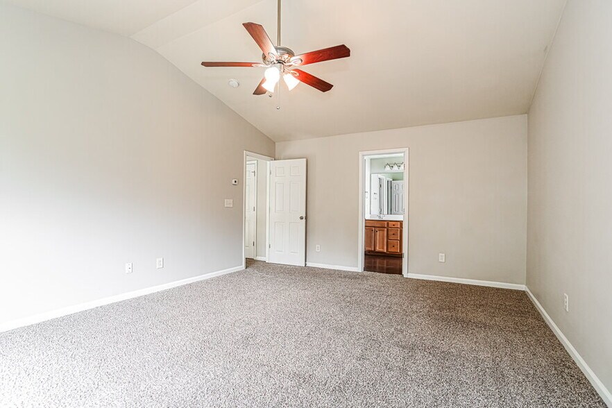 Building Photo - 12201 Palomar Dr
