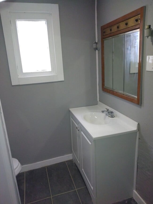 Building Photo - Spacious 2 Bedroom 1 Bathroom