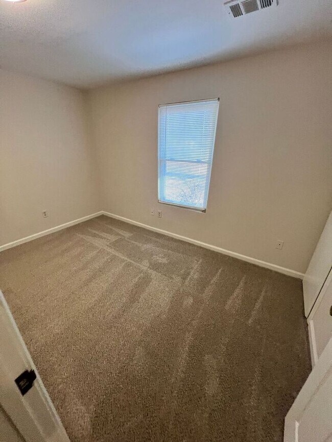 Building Photo - Hard to find and easy to love—this spacious Sugar Hill home won’t last long!