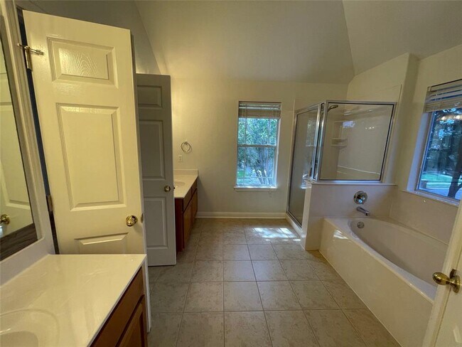 Building Photo - 10401 Yellowstone Dr