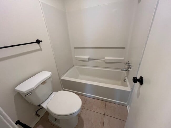 Building Photo - Renovated 3 Bedroom 2 Bath Home for Rent!