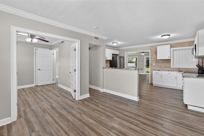 Building Photo - 1330 S Shore Dr