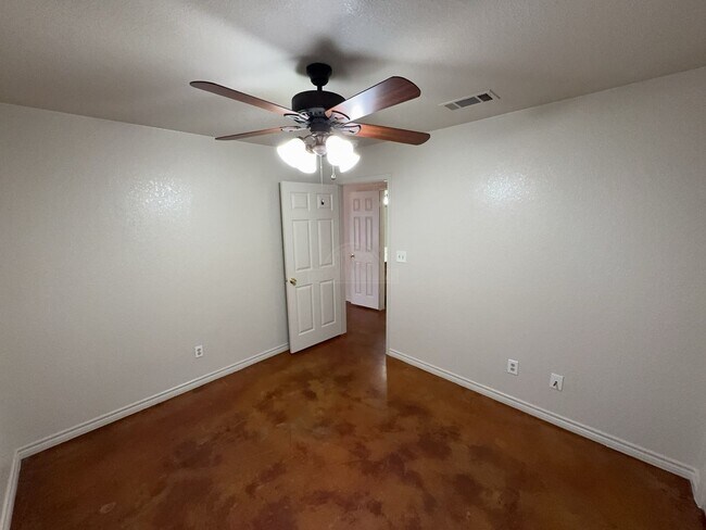 Building Photo - 2105 Charleston Ct