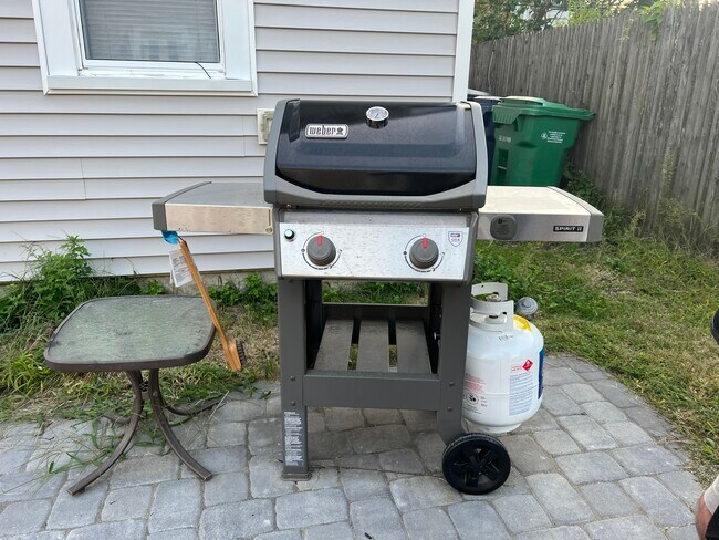 Building Photo - 410 Pequot Ave