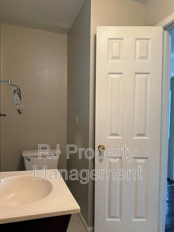 Building Photo - 2888 Midland Ave