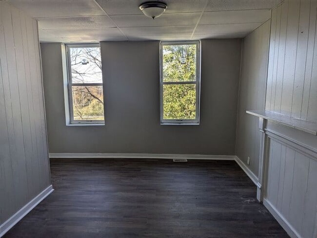 Building Photo - Great Price, Professionally Managed, Literal One Minute to Shopping and Dining!