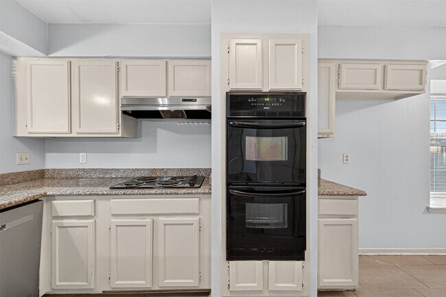 Building Photo - 3906 Glen Cove Cir
