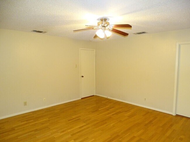Building Photo - 6859 Flaming Ridge Dr