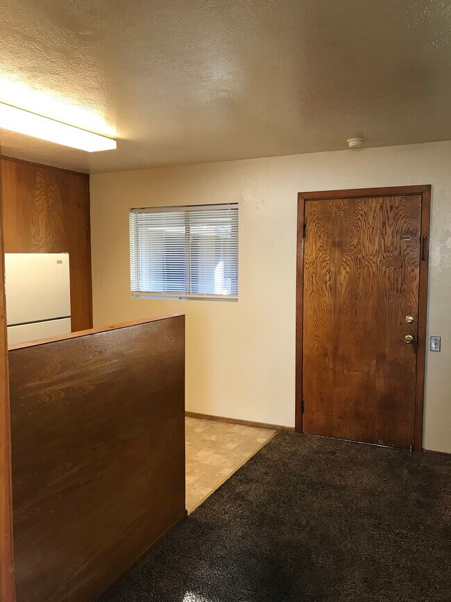 Building Photo - 1391 E Lindo Ave