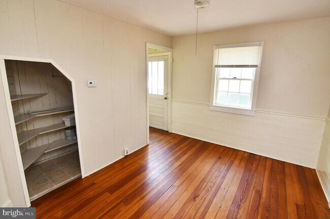 Building Photo - 122 E Monmouth St