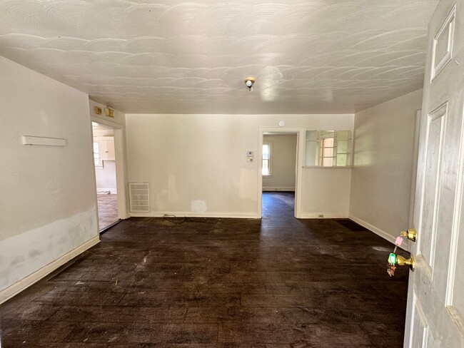 Building Photo - 2/1 with extra space in Uptown Shelby, NC