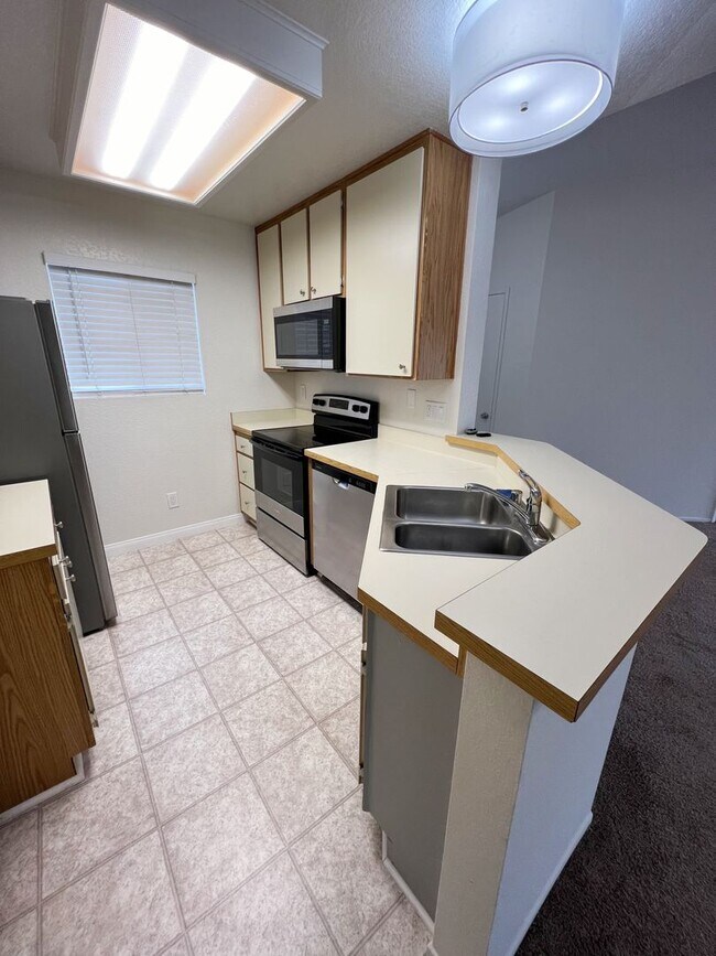 Building Photo - 2 Bed/2 Bath Third Level Condo at City Scene!