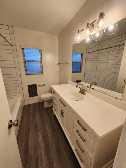 Building Photo - 701 S Osage Ave