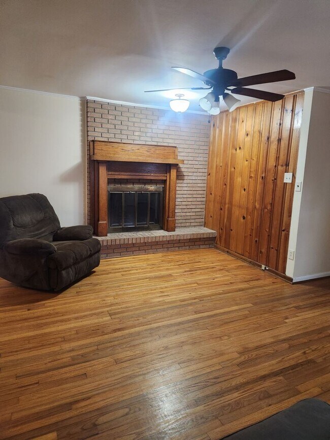 Building Photo - Charming 2 Bedroom 1 Bath