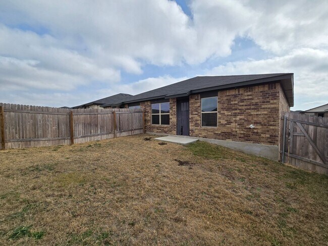 Building Photo - HUGE RENT REDUCTION & AMAZING MOVE IN SPECIAL!