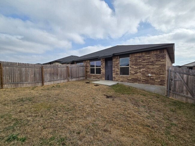 Building Photo - RENT SPECIAL - NEW IN MANAGEMENT - AVAILABLE NOW!