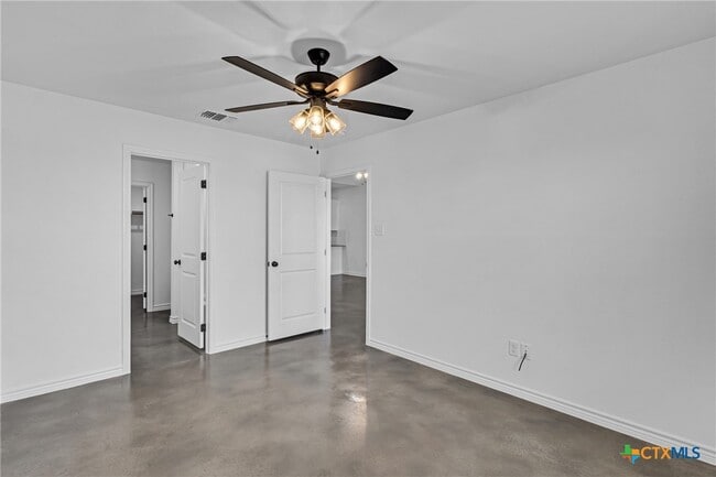 Building Photo - 905 Smoke Tree Ln