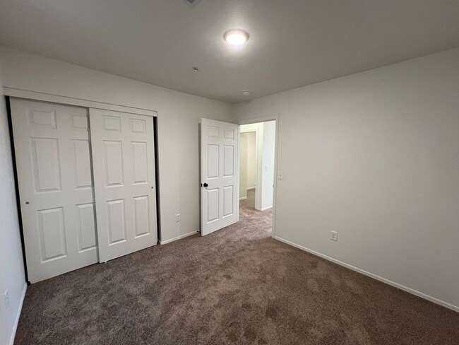 Building Photo - NEWER TOWNHOME!