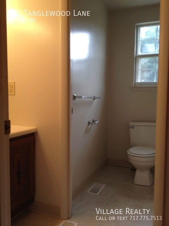 Building Photo - 470 Tanglewood Ln