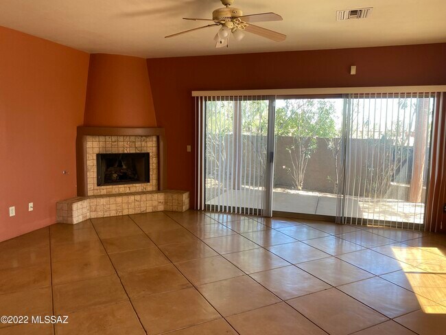 Building Photo - 3602 N Crest Ranch Dr