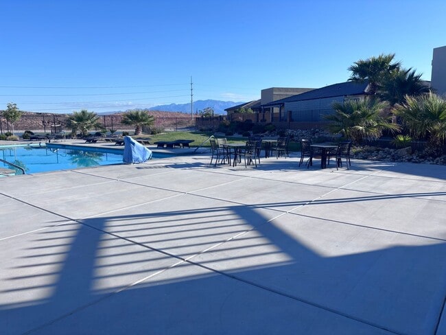 Building Photo - 3 bed plus office / 2.5 bath / 3 car Single Story with Community Pool!
