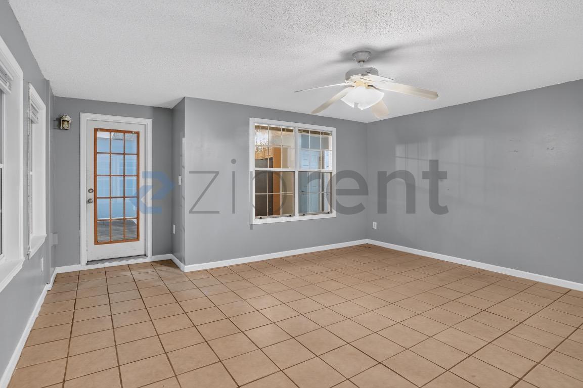 Building Photo - Unit