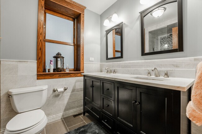 Building Photo - 1019 W Oakdale Ave