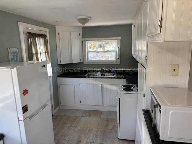 Building Photo - 3005 Beatrice Pl