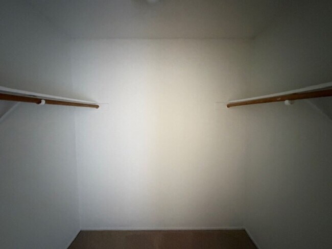 Building Photo - Gorgeous 4 Bed 3 bath