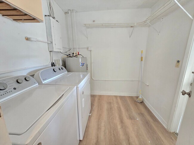 Building Photo - South Sarasota/ Gulf Gate 3 bed/ 1 bath Ho...