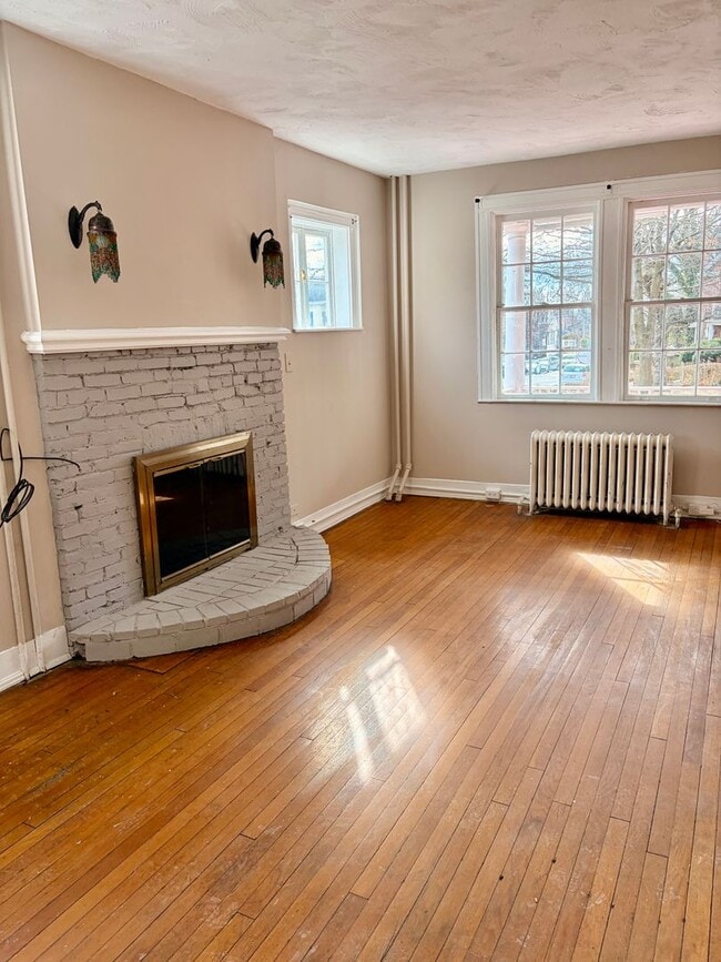 Building Photo - Huge townhome available. Four bedrooms three bath.