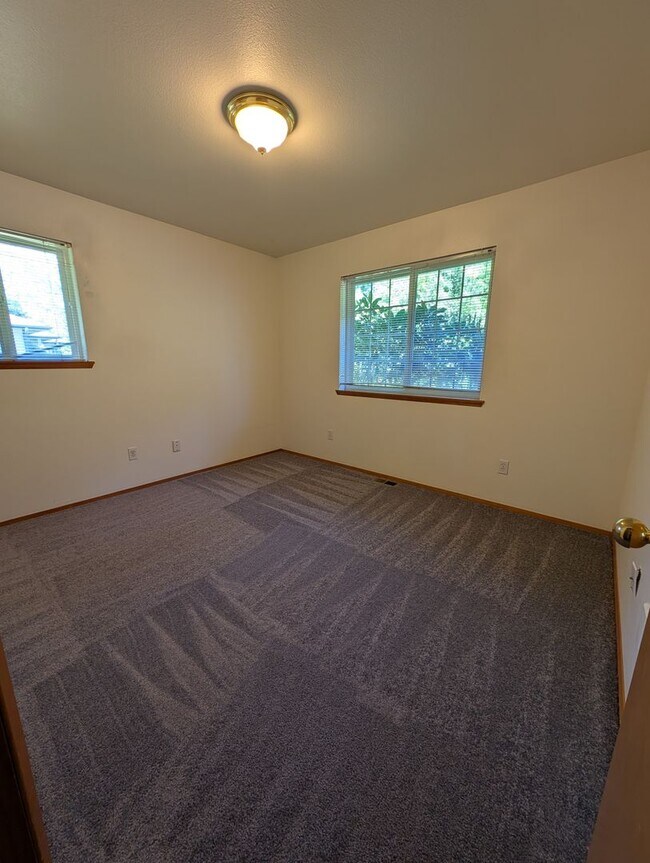 Building Photo - MUST SEE!! Spacious 2 Bedroom Duplex Close...