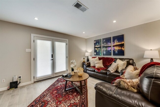 Building Photo - 3 Bedroom 2 Bathroom 2 Car Garage Duplex i...